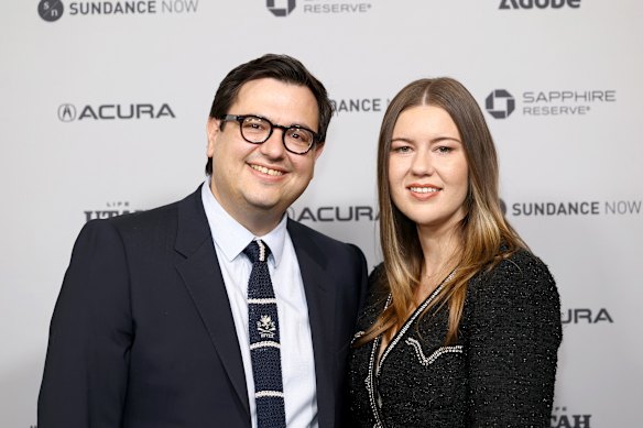 Brittany Higgins com seu marido David Sharaz na estreia de Silenced em Park City, Utah.