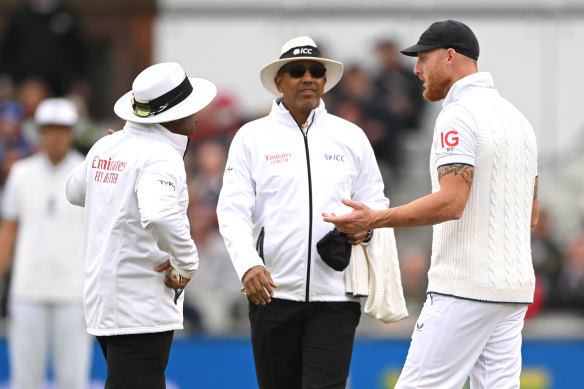 Umpires Nitin Menon (l) and Joel Wilson talk to England captain Ben Stokes after they deem the light on Saturday not good enough to continue with fast bowlers.