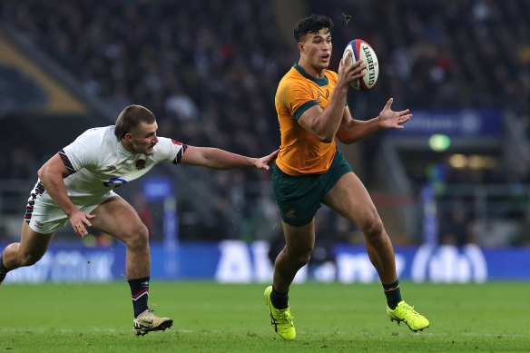 Suaalii sets up Tom Wright for a try.