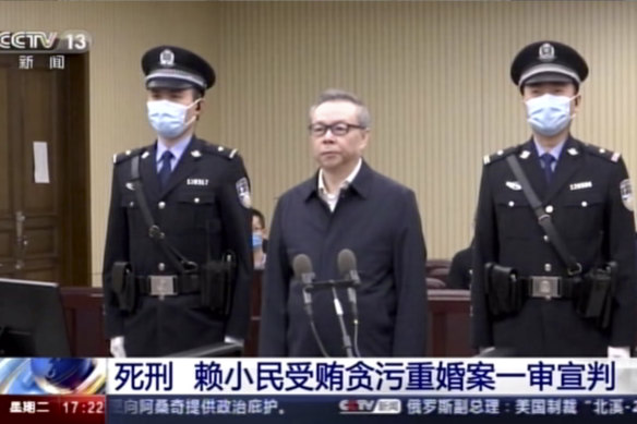 Lai Xiaomin, centre, was sentenced to death for taking bribes.