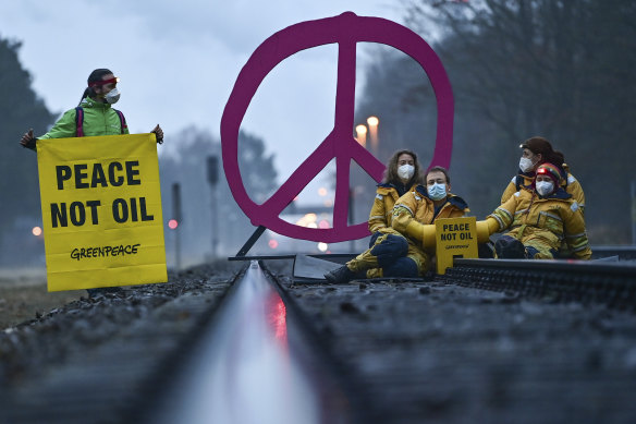 Greenpeace activists protesting against oil imports from Russia and the indirect financing of Putin’s war in Ukraine.