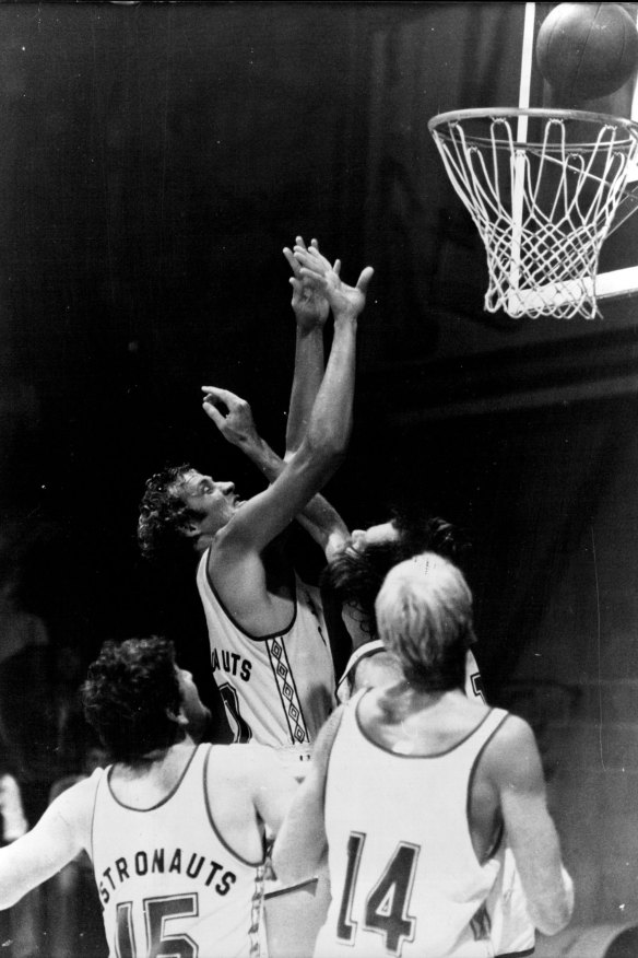 The Sydney Astronauts taking on the Canberra Cannons in the inaugural NBL season, in 1979.