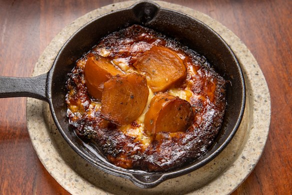 Fried cheese bake with persimmon.
