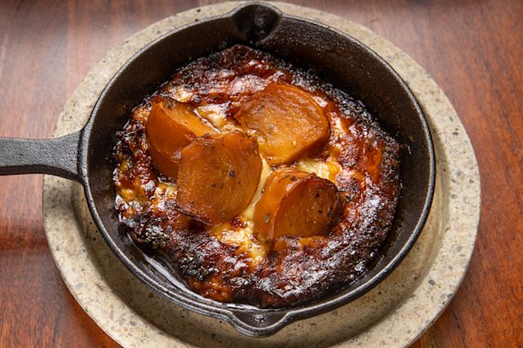 Fried cheese bake with persimmon.