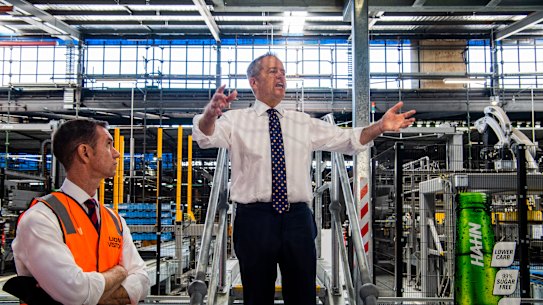 Bill Shorten, Opposition Leader visits Tooheys brewery.