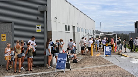 Large queues at Mona Vale’s COVID-19 testing. 