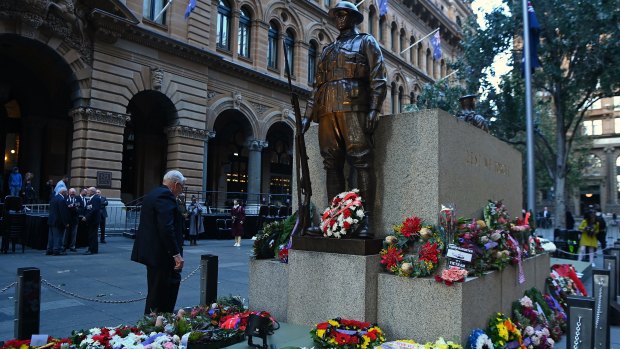 Thousands gather in Sydney to mark Anzac Day in biggest crowd in recent years