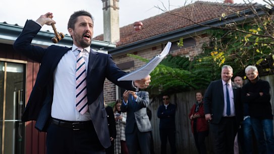 Auction sellers make more money than the highest prior offer on average.