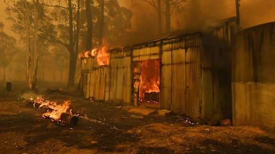 The northern flank of the Green Wattle Fire on the move east towards Silverdale Rd , destroying buildings. 