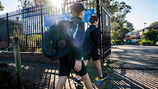 The federal government has been urged to make a plan for returning kids to school as the country starts to live with the pandemic.