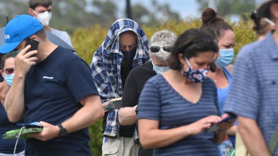 Hundreds line up at a Mona Vale COVID-19 clinic after on Thursday. 