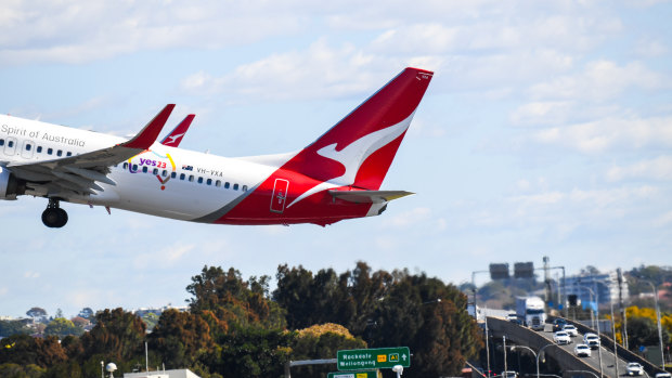 Labor MPs urge shareholders to vote against Qantas boss pay