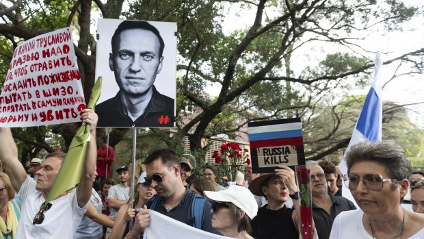 Navalny supporters clash with pro-Russian protesters in Sydney