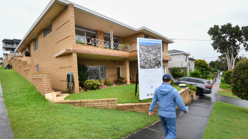 Maroubra house sells post-auction for $3.7m to teachers worried about overpaying