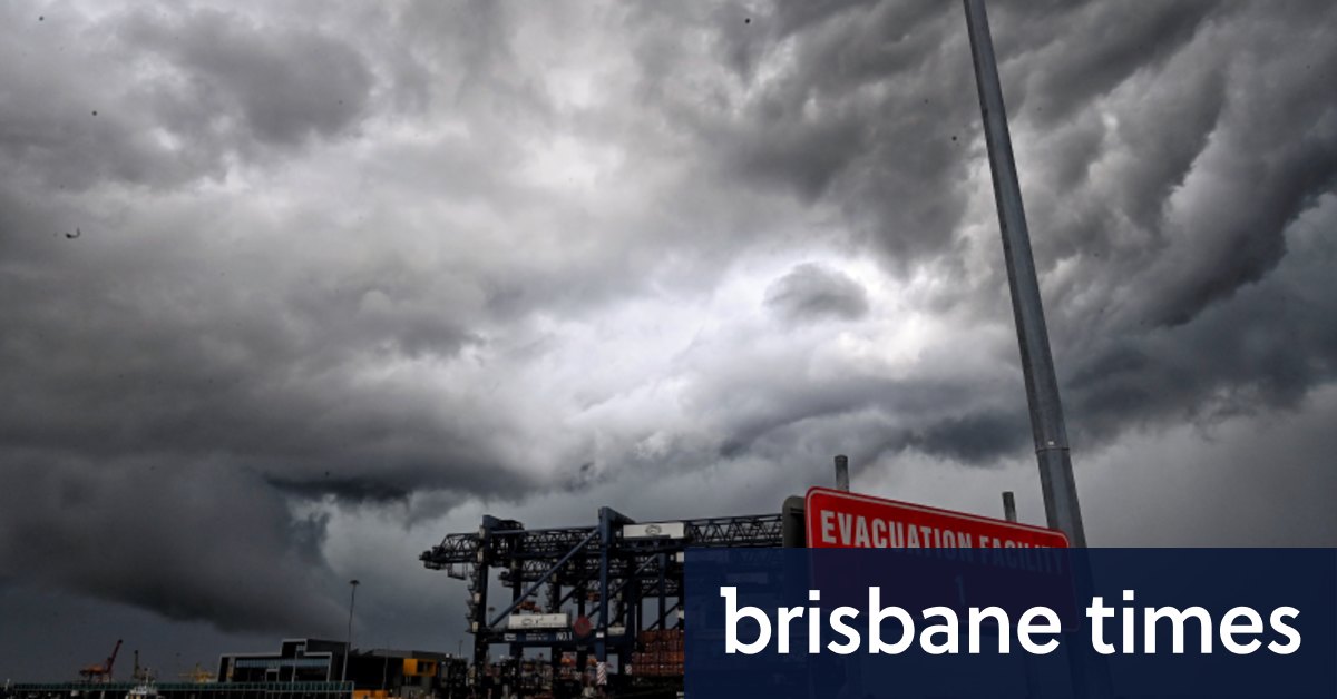 Seorang wanita meninggal dalam banjir bersalju-Monaro NSW;  BOM mengeluarkan peringatan badai untuk kota, Illawarra
