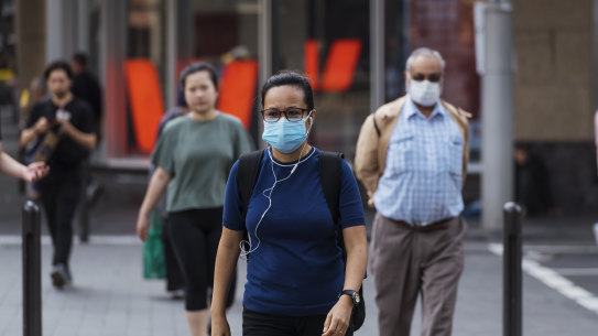 Members of the public in Sydney wearing face masks. 