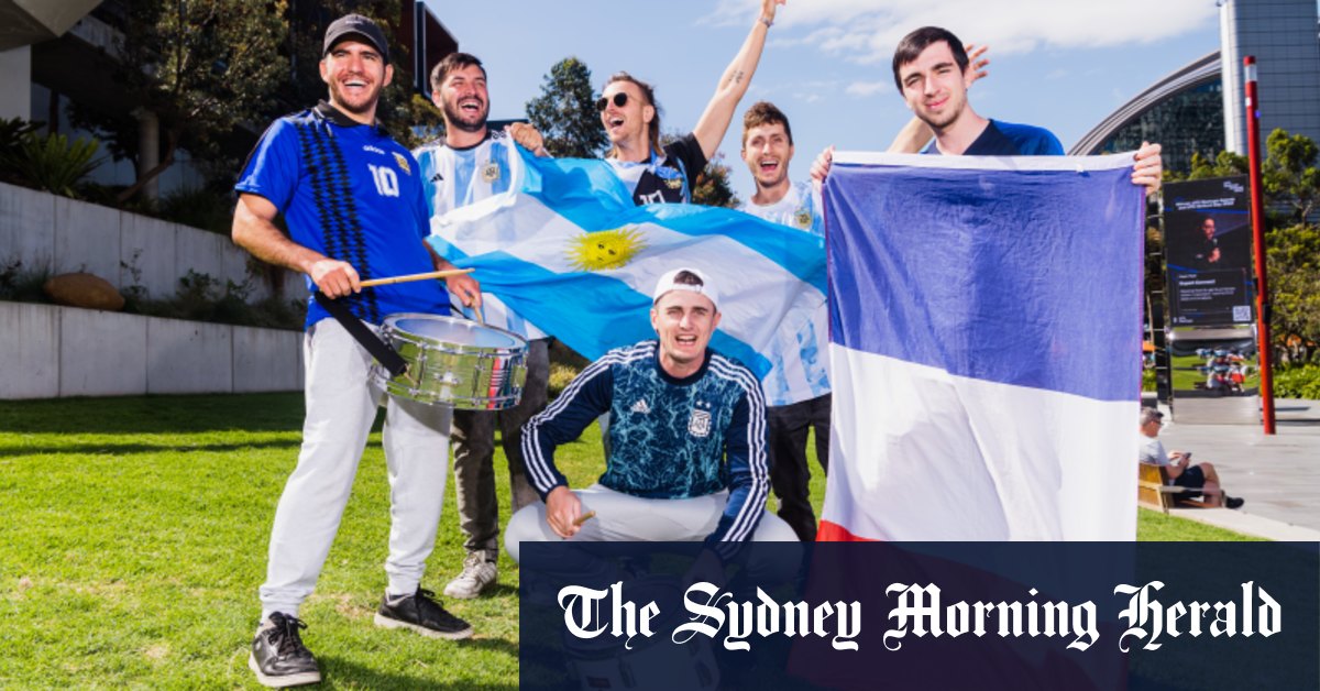 Toute la nuit, des fans français et argentins bruyants regardent la finale de la Coupe du monde à Sydney