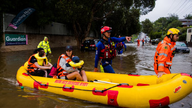 SES help evacuate mums and their children from Guardian Childcare on Waine St, Manly.