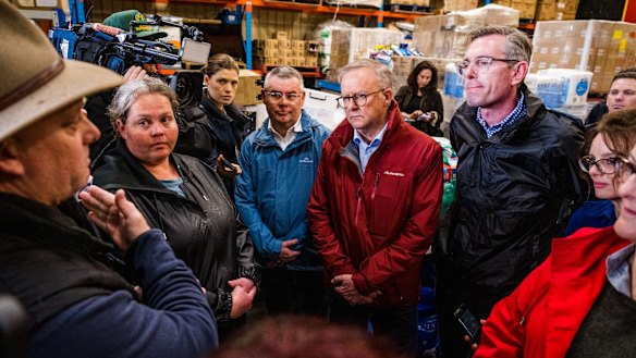 Windsor local Scott Hinks meeting Prime Minsiter Anthony Albanese and Premier Dominic Perrottet at Hawkesbury Helping Hands.
