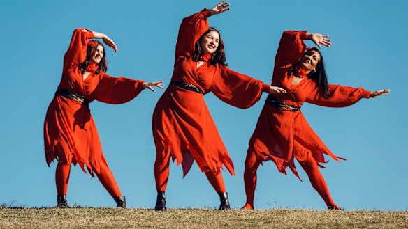 kate bush wuthering heights red dress Roll And Fall In Green: Kate Bush's Wuthering Heights video is still  moving  proxy music