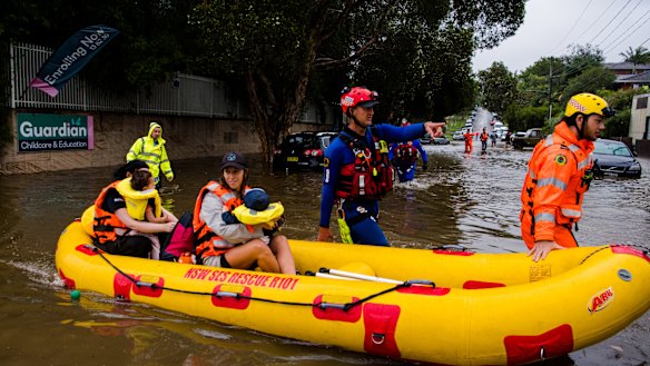 SES help evacuate mums and their children from Guardian Childcare on Waine St, Manly.
