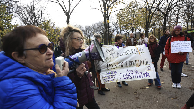 İnsanlar, kürtaj haklarıyla ilgili bir tartışma sırasında Paris'teki Ulusal Meclis'in dışında toplanıyor.