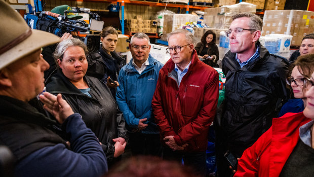 Windsor local Scott Hinks meeting Prime Minsiter Anthony Albanese and Premier Dominic Perrottet at Hawkesbury Helping Hands.