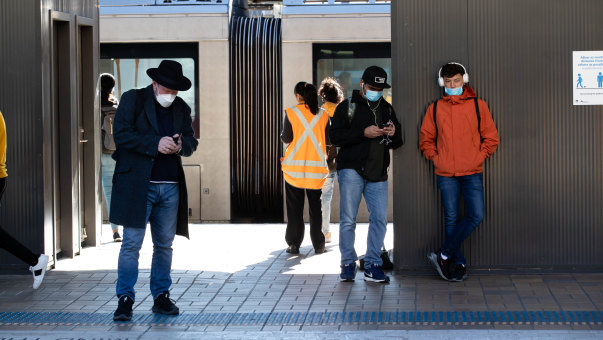 The number of people wearing face masks on Sydney public transport remains at 30 per cent.