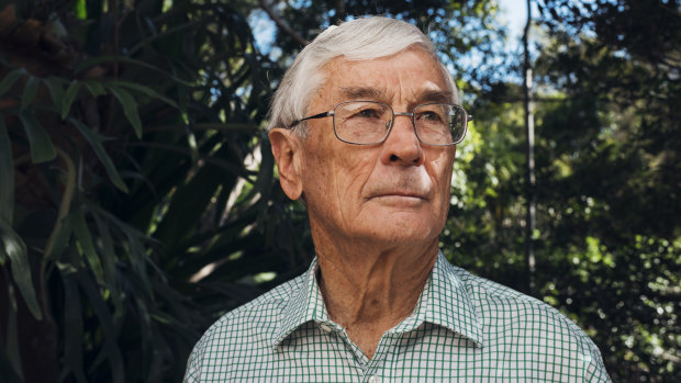 Entrepreneur and philanthropist Dick Smith wants the United States to drop its attempt to bring Julian Assange to trial over espionage charges.
