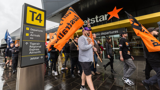 Jetstar ground crew and baggage handlers have voted in favour of the new wage deal, ending a bitter dispute with the airline.  