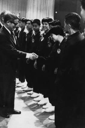 The Minister for Foreign Affairs, Mr. Nigel Bowen, meets members of the Chinese team before the game. 