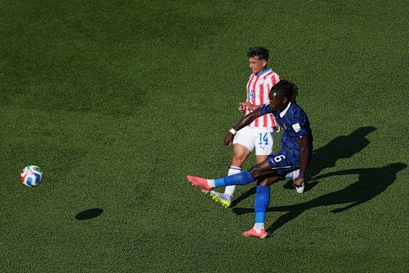 Manu Kone takes a long-range shot.