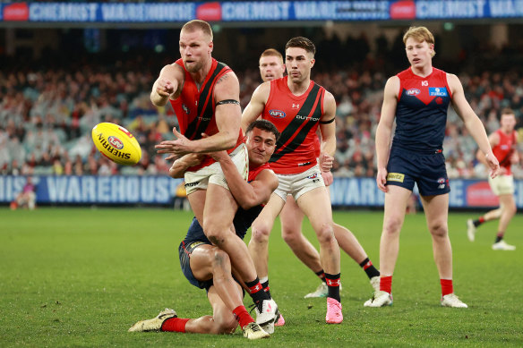 Jake Stringer of the Bombers handballs.