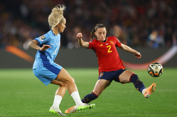 Ona Batlle and Rachel Daly compete for the ball.