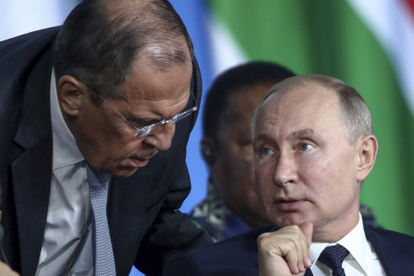 Russia’s Foreign Minister Sergei Lavrov talks with Russian President Vladimir Putin in 2019: in his role for almost 20 years, Lavrov is regarded as especially close to Putin. 