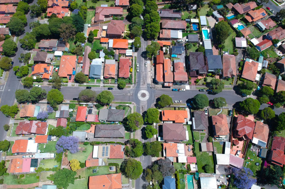 Two, three and four-bedroom houses are still below their 2021 price peaks in Melbourne.