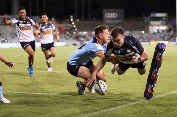 Mack Hansen scores one of his three tries against the Waratahs in 2021.