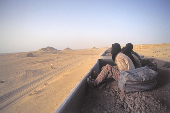A prática de andar em cima do trem agora é oficialmente desencorajada depois que se tornou popular entre os influenciadores.
