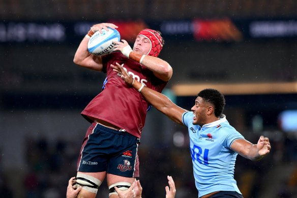 Waratahs and Reds compete for lineout