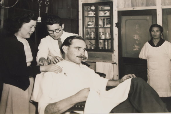 Motoe Higashida and Ian Robertson at a barbershop in Kobe, Japan in 1949.
