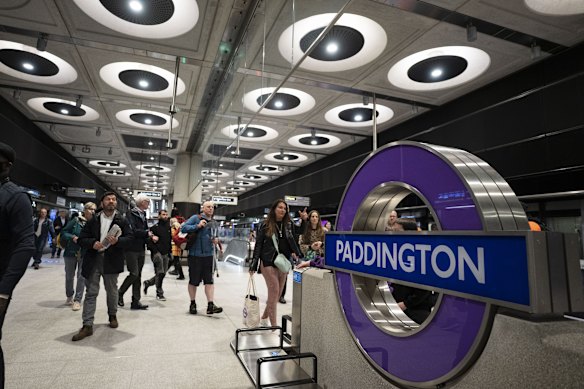 Passageiros em uma plataforma de trem na estação Paddington no dia da inauguração da linha Elizabeth em Londres 2022.
