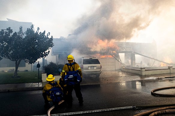 Incendi in California: molte case stanno bruciando nel sud della California a causa di incendi causati dal caldo e dal vento