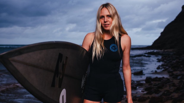 Surfing Australian Laura Enever suffers frightening injury in Hawaiian big wave wipeout