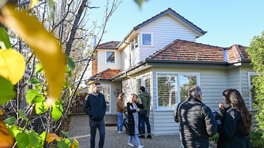 There were 982 homes scheduled for auction across Melbourne on Saturday.