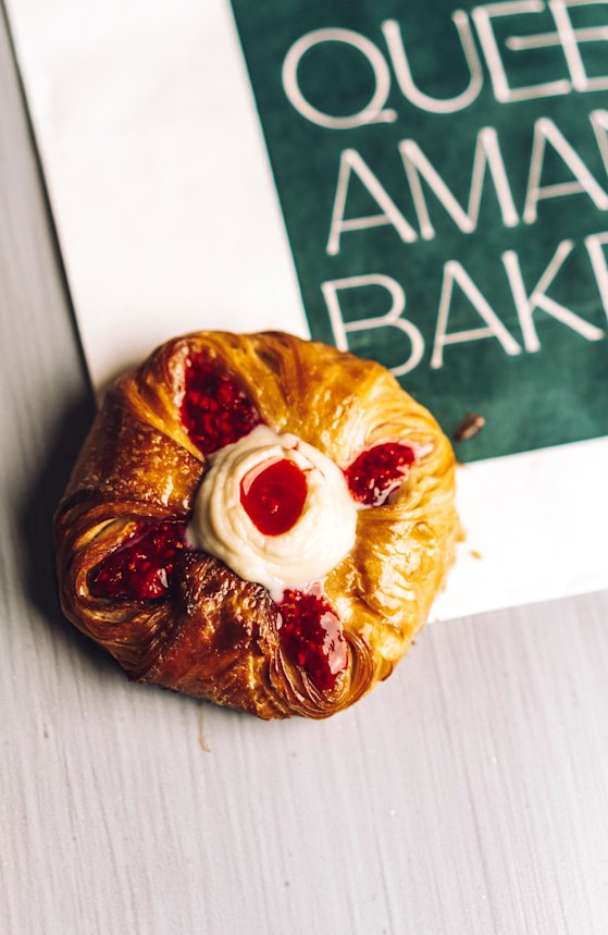 Queen Amann Bakery se especializa en pasteles Kouign Amann. 