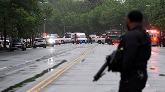 La polizia e i membri dei servizi segreti bloccano le strade intorno alla Casa Bianca, sabato 23 maggio 2026, a Washington. (AP Photo/Alex Brandon)