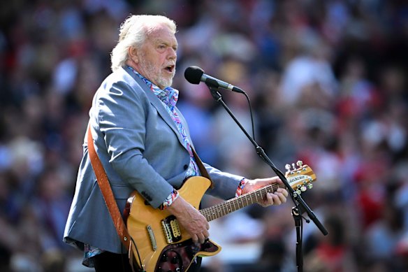 Mike Brady performance.