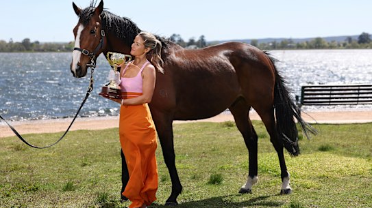 Michelle Payne with the Melbourne Cup trophy and Prince Of Penzance, who she rode to victory in the 2015 race.