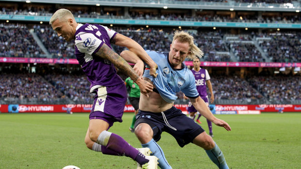 Hairy battle: Jason Davidson and Rhyan Grant in one of their duels in the grand final.