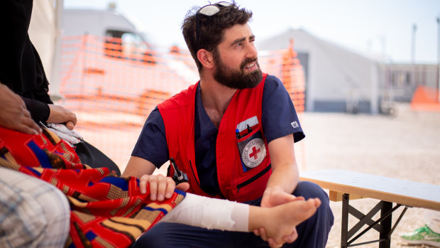 Jean-Phillipe Miller treats a young girl with burns in Al-Hawl refugee camp.